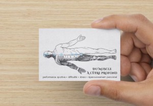 Carte de visite de dos fait par un illustrateur avec un dessin du corps humain.